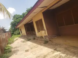 8bdrm Bungalow in Aregbesola Street, Abeokuta South for sale
