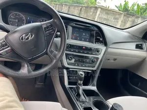 Hyundai Sonata Base Sedan FWD (2.4L 4cyl 6A) 2017 White
