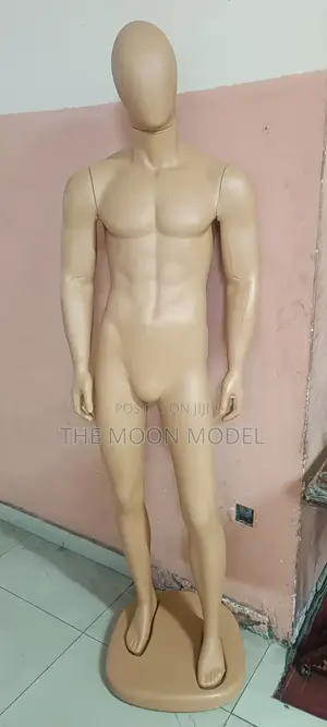 Huge Faceless Male Mannequin