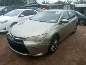 Toyota Camry SE 4dr Sedan (2.5L 4cyl 6A) 2015 Gold