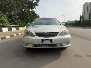 Toyota Camry XLE 4dr Sedan (2.4L 4cyl 4A) 2004 Silver