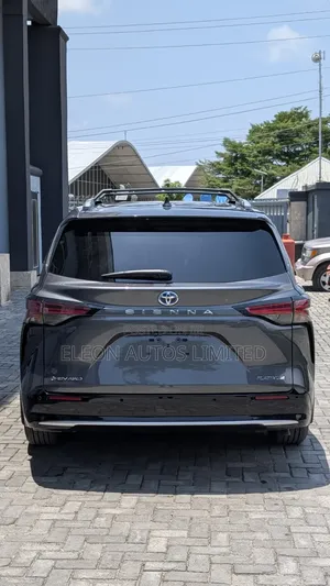 Toyota Sienna Platinum 7-Passenger AWD 2025 Gray