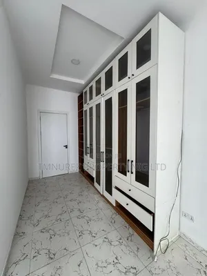 4bdrm Duplex in Chevron for rent