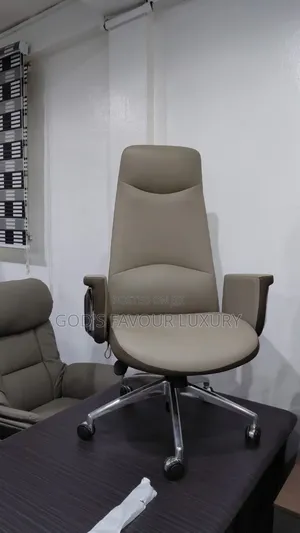 Executive Office Swivel Leather Chair.