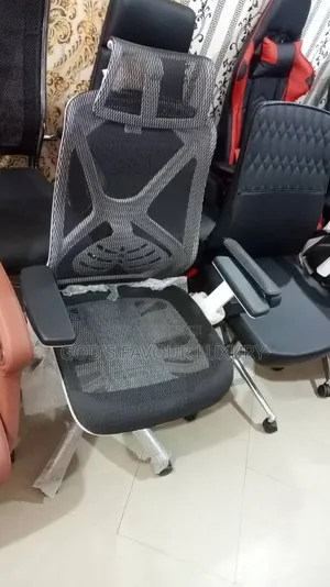 Modern Swivel Office Mesh Chair.