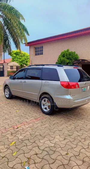 Toyota Sienna For Hirer, Airport Pickup And Travelling