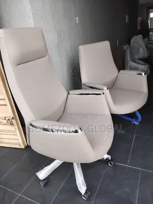 Modern Executive Office Chair – High Back Leather Conference Chair