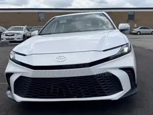 Toyota Camry SE 2025 White