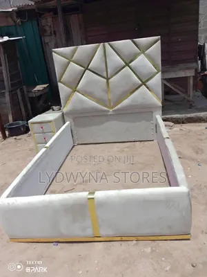 Stunning Luxury Quality 41⁄2by6 Upholstery Padded Bedframe