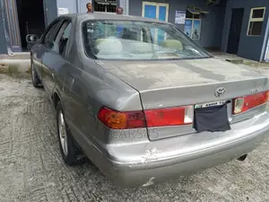 Toyota Camry LE 4dr Sedan (2.2L 4cyl 4A) 2000 Gold