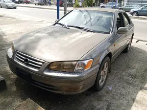 Toyota Camry LE 4dr Sedan (2.2L 4cyl 4A) 2000 Gold