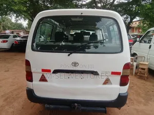 Toyota HiAce 2001 White