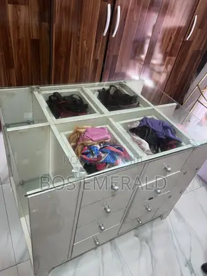 Luxury Dressing Room Island With Glass Display Top