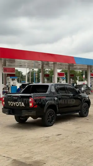 Toyota Hilux 2021 Black