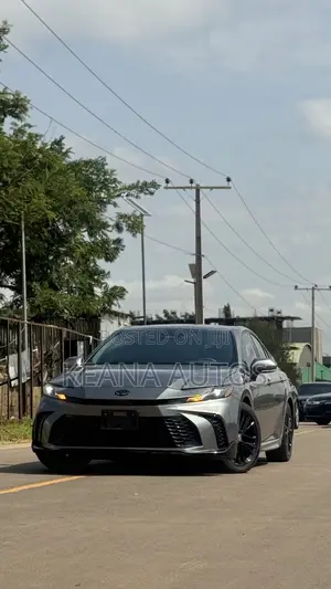 Toyota Camry SE 2025 Gray