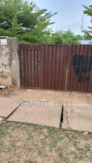 8bdrm House in Poly Quarters, Kaduna / Kaduna State for sale
