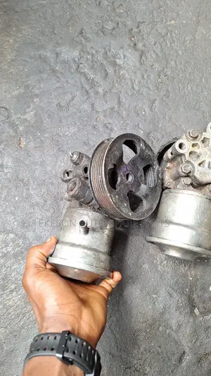 Tokunbo 2tr Power Steering Pump for Hilux , Hiace V6 Engine
