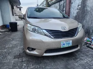 Toyota Sienna 2013 Gold