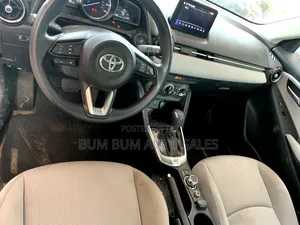 Toyota Yaris 1.5 Sedan XLE 2020 Red