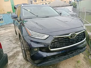 Toyota Highlander XLE 2022 Blue