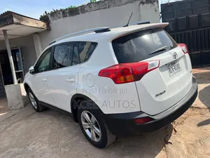 Toyota RAV4 XLE 4dr SUV AWD (2.5L 4cyl 6A) 2015 White