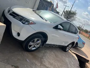 Toyota RAV4 XLE 4dr SUV AWD (2.5L 4cyl 6A) 2015 White