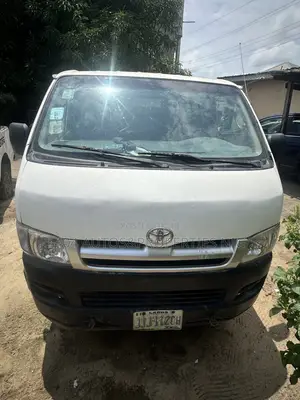 Toyota HiAce 2004 White