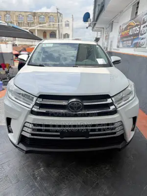 Toyota Highlander XLE 4x4 V6 (3.5L 6cyl 8A) 2017 White