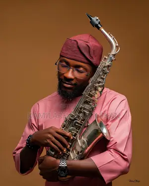 Special Professional Saxophonist for Your Surprise
