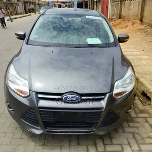 Ford Focus SE 4dr Hatchback (2.0L 4cyl 5M) 2014 Gray