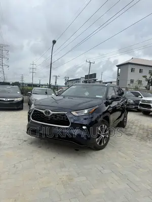 Toyota Highlander XLE 2021 Blue