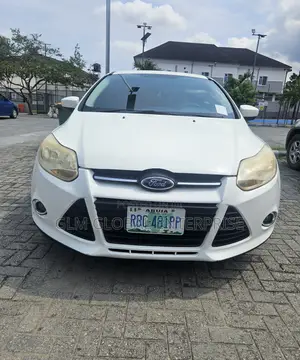Ford Focus SE Sedan FWD (2.0L 4cyl 5M) 2012 White