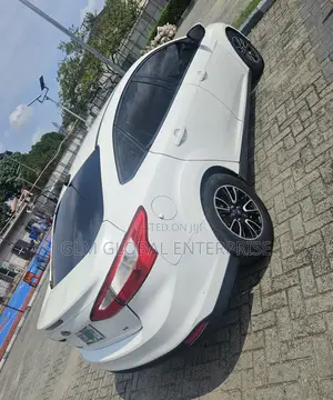 Ford Focus SE Sedan FWD (2.0L 4cyl 5M) 2012 White