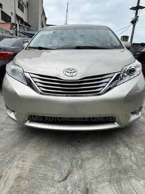 Toyota Sienna XLE 7-Passenger 4dr Minivan AWD (3.5L 6cyl 6A) 2015 Gold