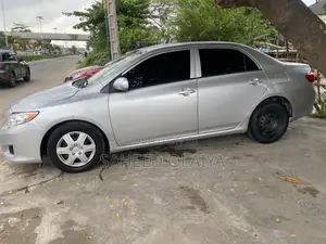 Toyota Corolla LE 4dr Sedan (1.8L 4cyl 4A) 2010 Silver
