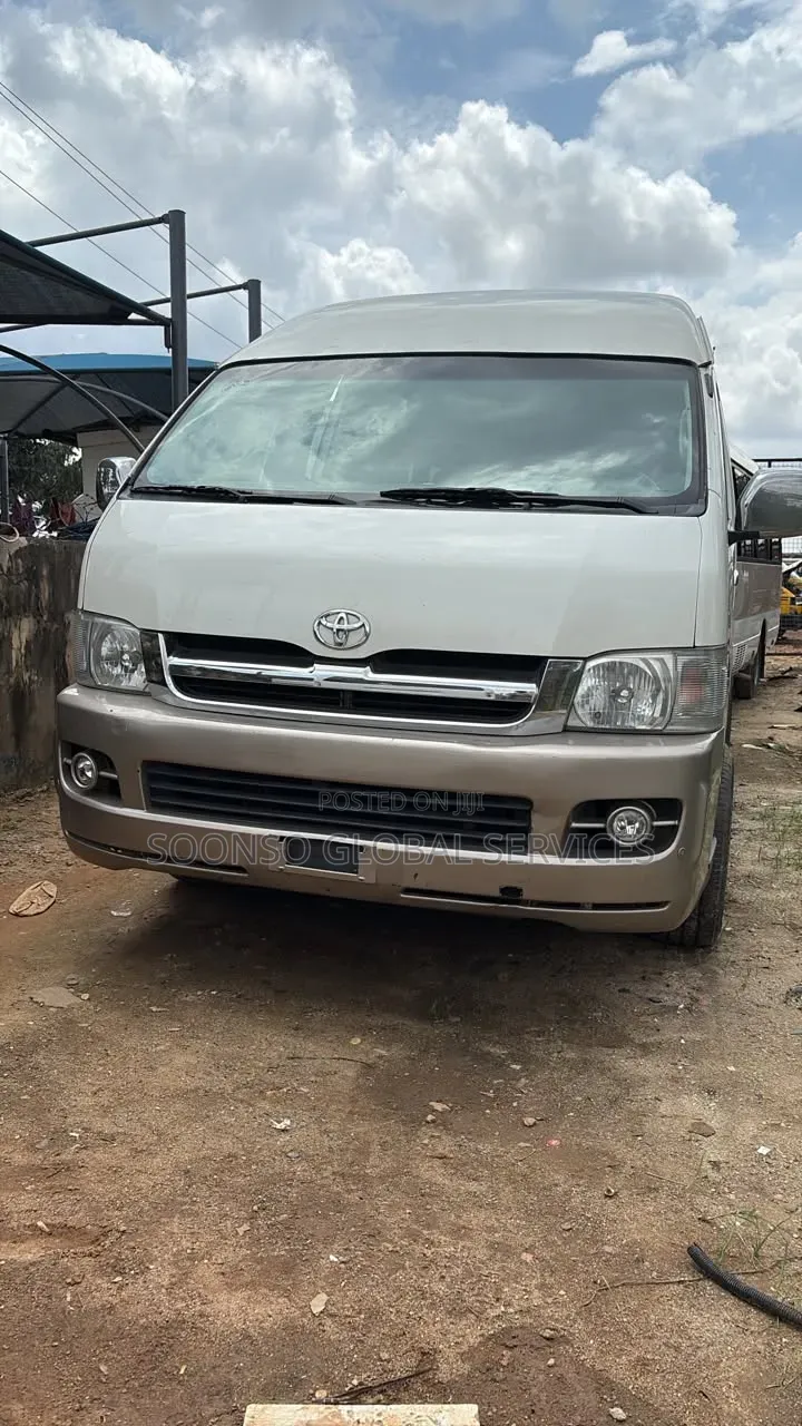 Toyota HiAce 2018 White