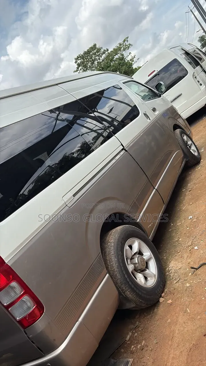 Toyota HiAce 2018 White