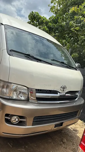 Toyota HiAce 2017 White