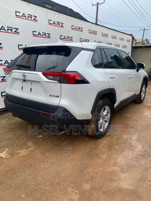 Toyota RAV4 XLE AWD 2024 White