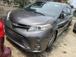 Toyota Sienna XLE (3.5L 6cyl 8A) 2018 Gray
