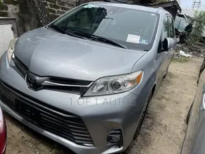 Toyota Sienna XLE AWD 2019 Silver