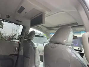 Toyota Sienna XLE AWD 7-Passenger 2013 Silver