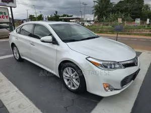 Toyota Avalon XLE Premium Sedan FWD (3.5L 6cyl 6A) 2013 White