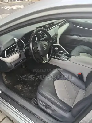 Toyota Camry XLE FWD 2020 Silver