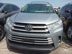 Toyota Highlander XLE 4x4 V6 (3.5L 6cyl 8A) 2018 Silver