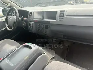 Toyota HiAce 2015 White
