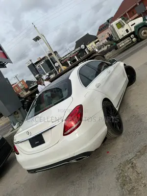 Mercedes-Benz C300 Luxury 4dr AWD 4Matic Sedan (2.0L 4cyl 7A) 2015