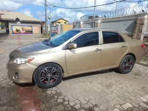 Toyota Corolla Base 4dr Sedan (1.8L 4cyl 5M) 2010 Gold