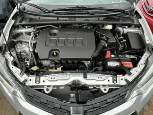 Toyota Corolla LE Premium 4dr Sedan (1.8L 4cyl CVT) 2015 Silver