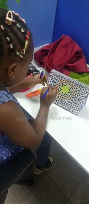 Table Top 20 Pages Colouring Book With 8pcs Painting Set